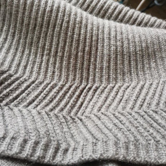 Christopher Fisher 100%cashmere sweater. Size Small. - Picture 9 of 9